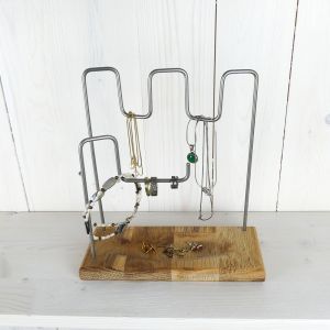 Schmuckständer mit Schmuck und Ringen