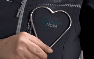 Ein Herz in meiner Hand umrahmt das Arcum-Nova-Logo meiner Weste